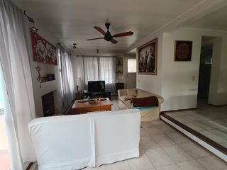 Foto 8 de Casa muy luminosa de 6 ambientes en La Colina con galería, jardín y pileta
