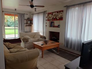 Foto 6 de Casa muy luminosa de 6 ambientes en La Colina con galería, jardín y pileta