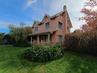 Foto 4 de Casa muy luminosa de 6 ambientes en La Colina con galería, jardín y pileta