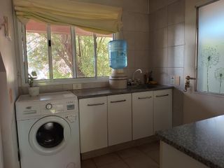 Foto 21 de Casa muy luminosa de 6 ambientes en La Colina con galería, jardín y pileta