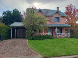 Foto 1 de Casa muy luminosa de 6 ambientes en La Colina con galería, jardín y pileta
