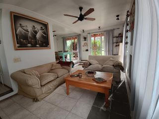 Foto 7 de Casa muy luminosa de 6 ambientes en La Colina con galería, jardín y pileta