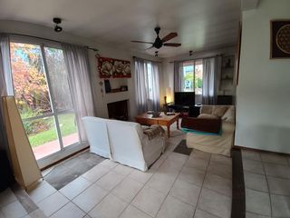 Foto 9 de Casa muy luminosa de 6 ambientes en La Colina con galería, jardín y pileta