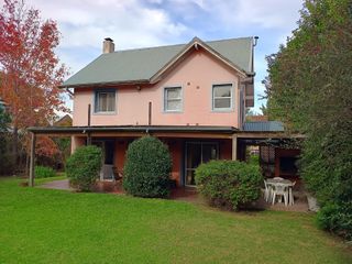 Foto 41 de Casa muy luminosa de 6 ambientes en La Colina con galería, jardín y pileta
