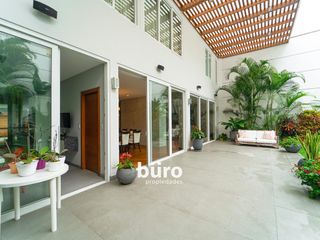 Foto 14 de HERMOSA CASA EN ALQUILER CON JARDIN FRENTE AL PARQUE ROSEVELT EN SAN ISIDRO