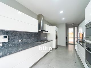 Foto 11 de HERMOSA CASA EN ALQUILER CON JARDIN FRENTE AL PARQUE ROSEVELT EN SAN ISIDRO
