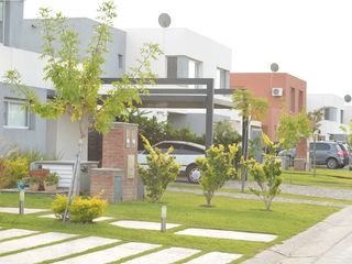Foto 1 de Casas de Santa Maria | Alquiler | Casa de 4 dorm con  jardín sin expensas