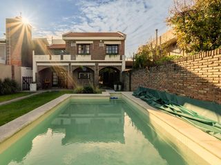 Foto 37 de Casa en venta barrio alberdi 3 dormitorios cochera jardin pileta parrilla luminoso