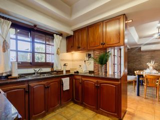 Foto 6 de Casa en venta barrio alberdi 3 dormitorios cochera jardin pileta parrilla luminoso