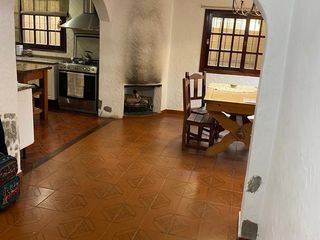 Foto 2 de Casa de 4 dormitorios, quincho, y fondo libre!