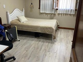 Foto 13 de Casa de 4 dormitorios, quincho, y fondo libre!
