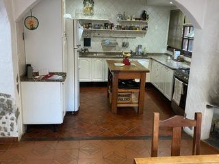 Foto 3 de Casa de 4 dormitorios, quincho, y fondo libre!