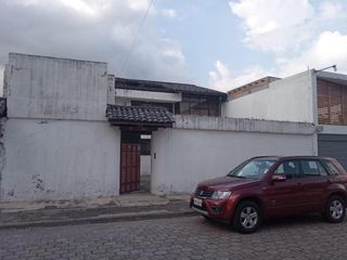 Foto 2 de Casa Comercial Av. Ilaló, con dos frentes