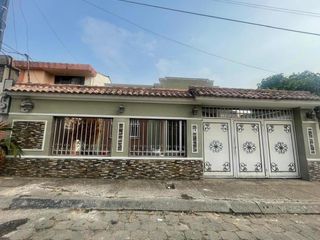 Foto 1 de Casa en Alborada X en Venta - Propiedad Amplia