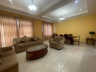 Foto 4 de Casa en Alborada X en Venta - Propiedad Amplia