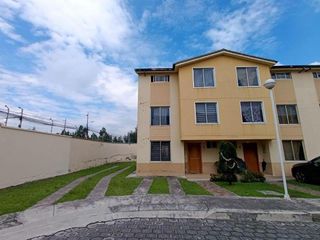 Foto 2 de CASA DE VENTA CLUB LOS PINOS ALBORNOZ-SANGOLQUI.