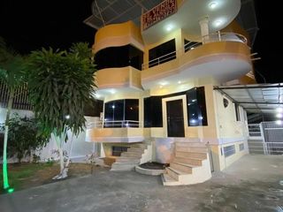 Foto 1 de SE VENDE HERMOSA CASA EN CHONE, AV. ELOY ALFARO