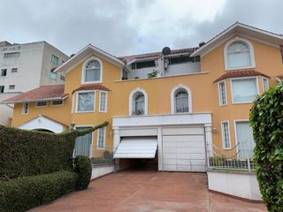 Foto 2 de URBANIZACIÓN EL CONDADO ARRIENDO CASA CON PISCINA 316.18m2
