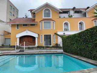 Foto 1 de URBANIZACIÓN EL CONDADO ARRIENDO CASA CON PISCINA 316.18m2
