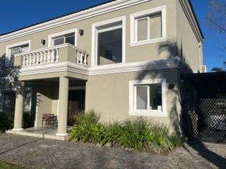 Foto 1 de Casa sobre laguna en Altamira