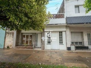 Foto 2 de Casa de 2 dormitorios al frente sobre Avenida (P.H)
