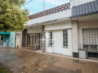 Foto 1 de Casa de 2 dormitorios al frente sobre Avenida (P.H)