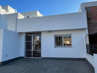 Foto 1 de Oficina Sagrada Familia - Sin Expensas - 50Mts2 Aprox -Estacionamiento P/2 Vehículos-Alquiler