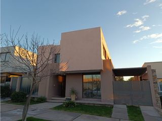 Foto 1 de Rodriguez Damonte Alquila Casa con Piscina en Barrio La Bastilla