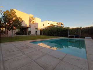 Foto 20 de Rodriguez Damonte Alquila Casa con Piscina en Barrio La Bastilla