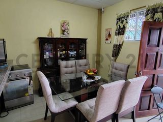Foto 5 de Amplia Casa en venta en Chone con locales y villa extra para alquiler