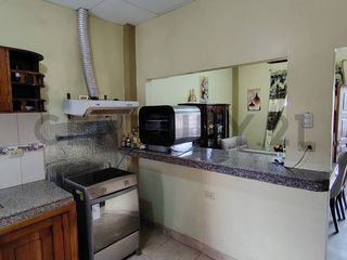 Foto 6 de Amplia Casa en venta en Chone con locales y villa extra para alquiler