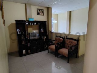 Foto 12 de Amplia Casa en venta en Chone con locales y villa extra para alquiler