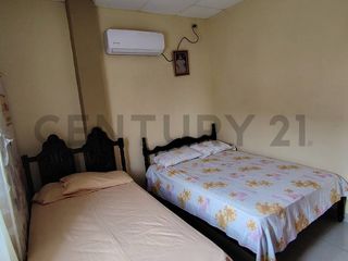 Foto 13 de Amplia Casa en venta en Chone con locales y villa extra para alquiler