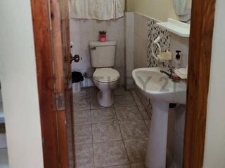Foto 10 de Amplia Casa en venta en Chone con locales y villa extra para alquiler