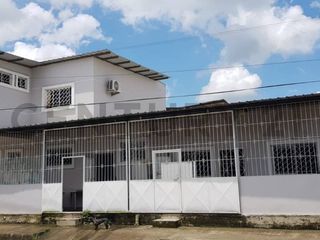 Foto 2 de Amplia Casa en venta en Chone con locales y villa extra para alquiler