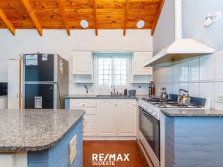 Foto 18 de VENTA CASA 4 AMBIENTES  CON AMPLIO JARDIN Y PILETA