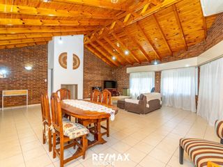 Foto 2 de VENTA CASA 4 AMBIENTES  CON AMPLIO JARDIN Y PILETA