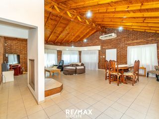 Foto 3 de VENTA CASA 4 AMBIENTES  CON AMPLIO JARDIN Y PILETA