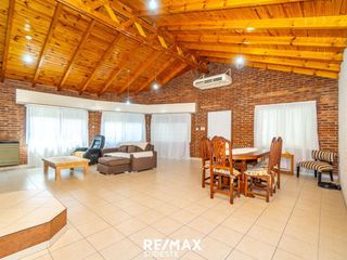 Foto 1 de VENTA CASA 4 AMBIENTES  CON AMPLIO JARDIN Y PILETA