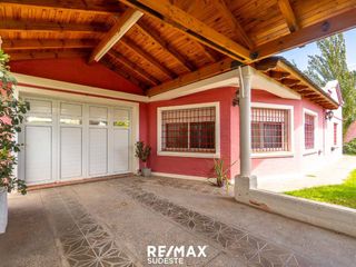 Foto 4 de VENTA CASA 4 AMBIENTES  CON AMPLIO JARDIN Y PILETA