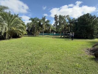 Foto 1 de CASA EN VENTA  CON PARQUE  CANCHA FUTBOL , PILETA