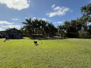 Foto 3 de CASA EN VENTA  CON PARQUE  CANCHA FUTBOL , PILETA