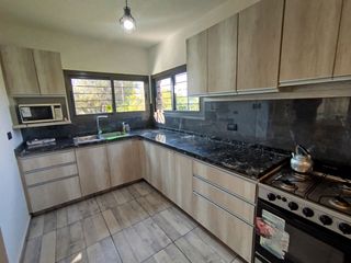 Foto 13 de CASA C/ MUEBLES, DOS DORM, PILETA Y GRAN PATIO-ALQ