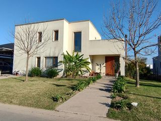 Foto 3 de Venta Casa a La Laguna en El Naudir Escobar EC