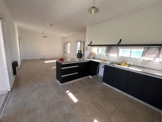 Foto 2 de ALQUILER- Impecable CASA de UN dormitorio en Funes City