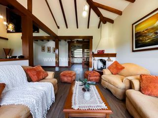 Foto 4 de Oportunidad única Casa de una planta con amplios patios, estudio y seguridad en urbanización privada