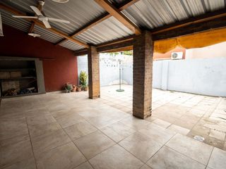 Foto 13 de Casa amplia en venta con departamento interno