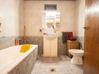 Foto 5 de Casa amplia en venta con departamento interno