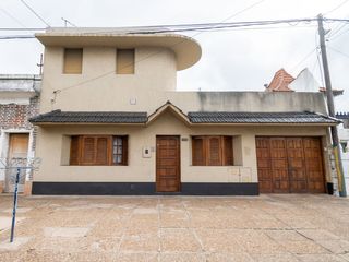 Foto 1 de Casa amplia en venta con departamento interno