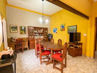 Foto 2 de Casa amplia en venta con departamento interno